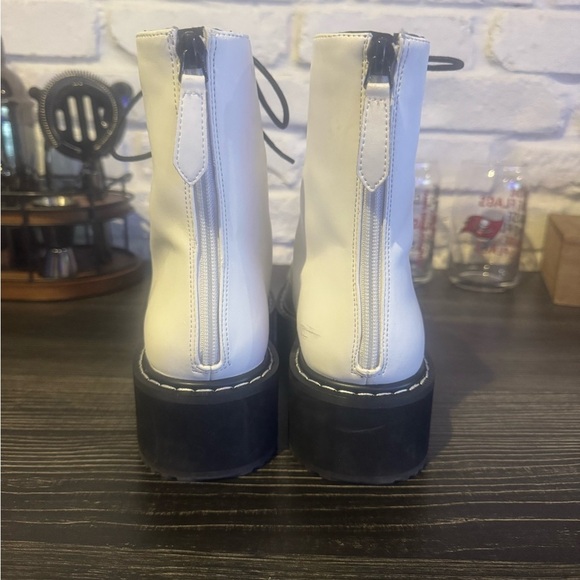 Kendall + Kylie Women's White Faux Leather Hunt2 Combat Lug Sole Boot - Picture 3 of 6